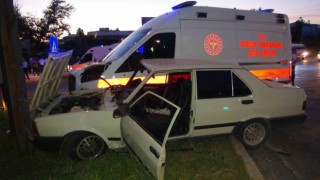 Mersinde ambulans otomobille çarpıştı: 4 yaralı