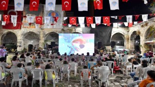 Mersinde çocuklara açık hava film etkinliği