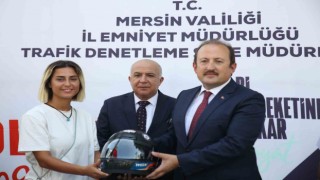 Mersinde motosiklet sürücülerine kask dağıtıldı