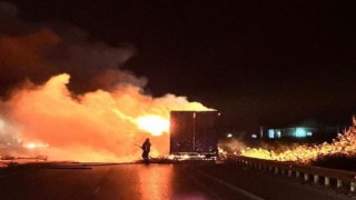 Metal yüklü tırın dorsesi alevlere teslim oldu