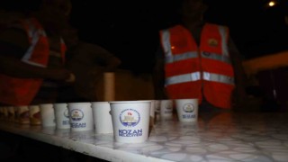 Adana'da kandil akşamında bal şerbeti ikram edildi