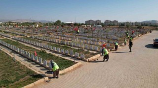 Mezarlıkta temizlik ve çevre düzenlemesi yapılıyor