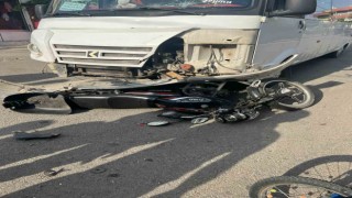 Minibüs ile motosikletin çarpıştığı kazada 3 kişi yaralandı