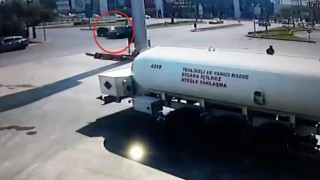 Minibüsle otomobil kavşakta çarpıştı: O anlar kameraya yansıdı