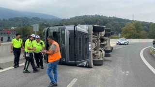 Moloz atıkları yüklü tır devrildi, yol trafiğe kapandı
