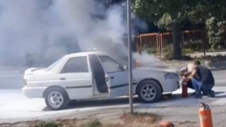 Motor kısmından alev alan otomobili vatandaşlar söndürdü