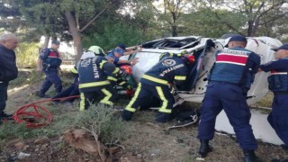 Motosiklet ile çarpışan otomobil mezarlığa uçtu: 2 ölü, 1 yaralı