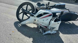 Motosiklet ile minibüs çarpıştı: 1 ağır yaralı
