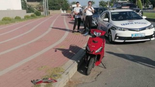 Motosiklet otomobile çarptı: 2 yaralı