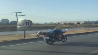 Motosikleti yatarak kullandı, yürekli ağza getirdi