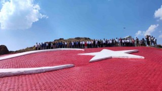 Muhsin Yazıcıoğlu anısına 1800 rakımlı tepeye 700 metrekarelik Türk bayrağı yapıldı