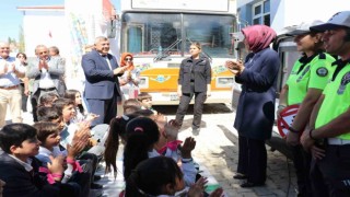 Mutluluk kervanı eğlendirerek, bilgi dağıtıyor