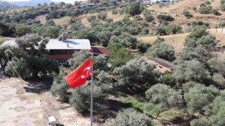 Nazillide yıkılan bayrak direği yenilendi