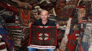 Niğdede 36 yıldır eski dokuma halılara hayat veriyor