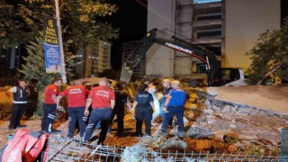 Niğdede faciadan dönüldü: Yıkım sırasında yangın merdiveni yürüyüş yoluna devrildi