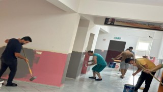 Öğretmen ve veliler okulu çocuklar için boyadı