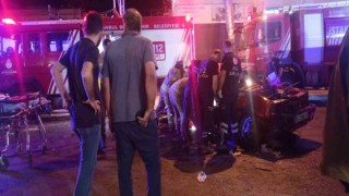Oksijen yüklü tıra çarpan otomobil hurdaya döndü: 2 yaralı
