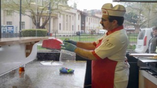 Okuduğu haberden etkilenerek mavi kapak biriktirmeye başlayan döner ustası, engellilere umut oluyor