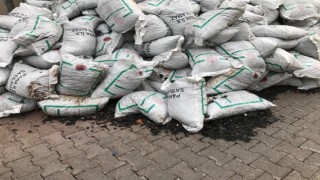 Okul için gönderilen kömürler, haftalardır depo önünde alınmayı bekliyor