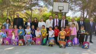 Okula yeni başlayan miniklere okul çantası hediye edildi