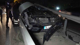 Orta refüje çarptı, otomobili bırakıp kaçtı