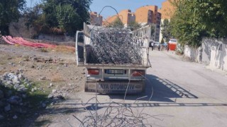 enkazdan çaldığı demirleri satarklen yakalandı