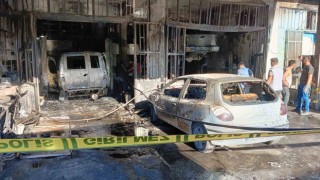 Oto tamirhanesinde çıkan yangın 3 araç ve 3 dükkanı kül etti