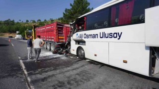 Otobüs tıra arkadan çarptı sürücü ve muavin hayatını kaybetti