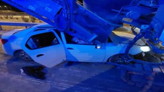 Otomobil asfalt makinesine arkadan çarptı: 1 ölü, 4 yaralı