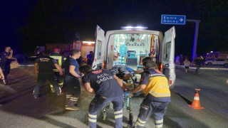 Otomobil canlı tavuk yüklü tıra çarptı: 2si ağır 5 yaralı