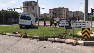Otomobil ile minibüs çarpıştı: 2 yaralı