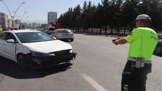 Otomobilin bariyerlere çarptığı kazada ortalık savaş alanına döndü