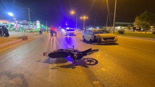 Otomobille çarpışan motosikletli genç ağır yaralandı