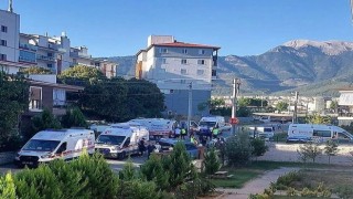 Otomobille çarpışan okul servisi apartman bahçesine uçtu: 14 yaralı