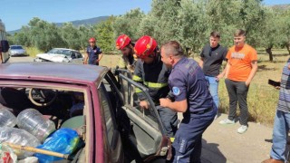 Otomobiller kafa kafaya çarpıştı: 6 yaralı