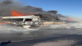 Otoyolda saman yüklü tır yandı, trafik durma noktasına geldi