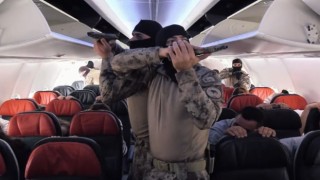 Özel harekat polislerinden, uçakta nefes kesen rehine kurtarma tatbikatı