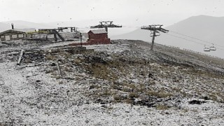 Palandökenin zirvesi beyaza büründü