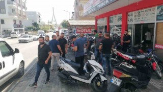 Parasını ödeyip alamadıklarını iddia ettikleri motosikletleri römorka yükleyip götürdüler