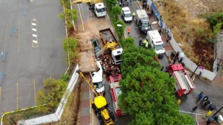 Pendikte çöken istinat duvarı nedeniyle servis aracına sıkışan kişi kurtarıldı