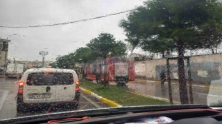 Pendikte istinat duvarı bir kişinin içinde olduğu servis aracının üzerine çöktü
