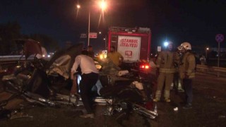 Pendikte otomobil yolda duran tıra çarptı: 2 yaralı