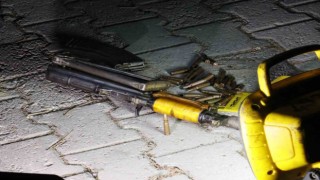 Plakasız motosikletle gelip iş yerine AK-47 ile saldırı düzenleyecekleri sırada bekçilere yakalandılar