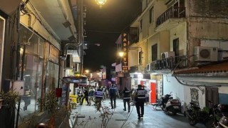 Polis ekiplerinden Kuşadası Barlar Sokağına şok baskın