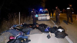 Polisin dur ihtarına uymayan göçmen kaçakçıları kaza yaptı, 9 göçmen yakalandı
