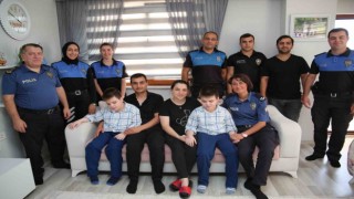 Polislerden engelli çocuklara anlamlı ziyaret