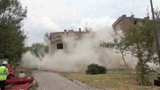 Proje için yıkılan bina toz bulutuna döndü