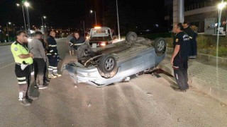 Refüje çarpıp ters dönen otomobilin sürücüsü yaralandı