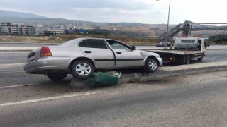 Refüje çıkan otomobildeki 2 kişi yaralandı