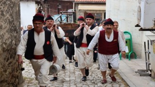 Safranboluda itfaiyeciler tulumbacı kıyafetleriyle turistlerin dikkatini çekti